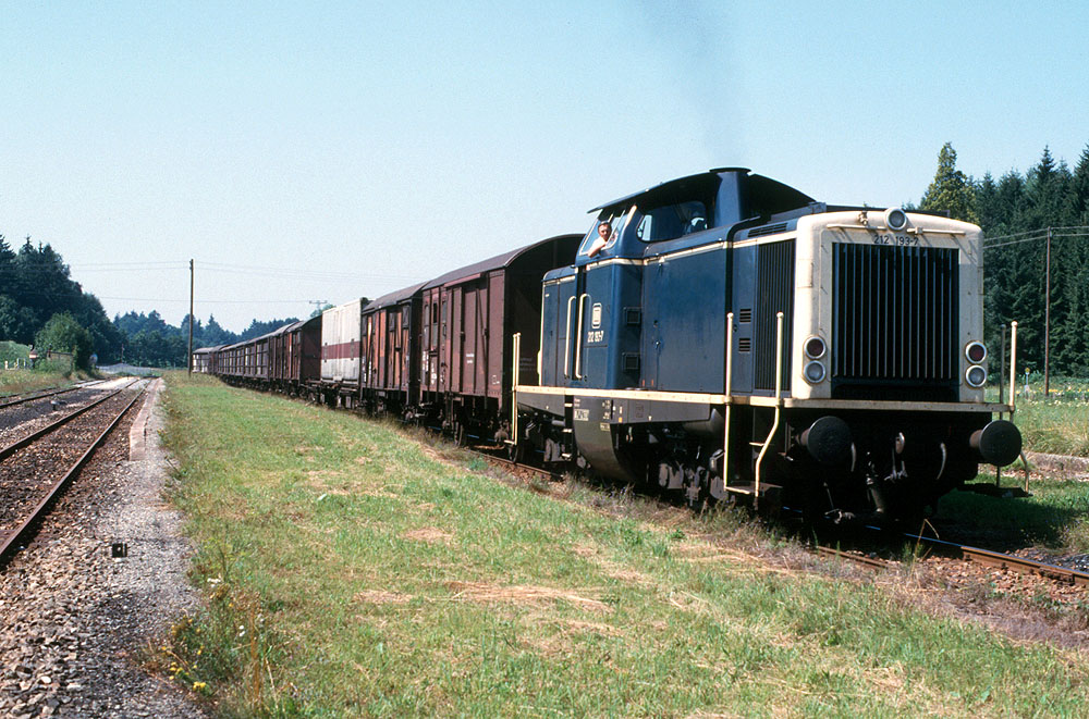 https://www.eisenbahnfotograf.de/datei/August 1986/1240235 DB 212193 Schwackenreute 7.8.86.jpg